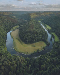 Luftaufnahme von Bouillon mit üppigem Wald und Flusslauf, Bouillon, Belgien. - AAEF28492