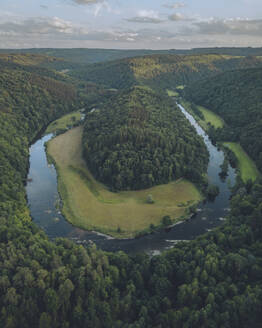 Luftaufnahme von Bouillon mit üppigem Wald und Flusslauf, Bouillon, Belgien. - AAEF28492