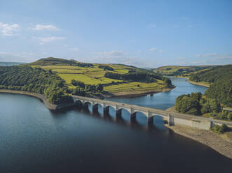 Luftaufnahme des Ladybower Reservoirs im Peak District, Vereinigtes Königreich. - AAEF28493