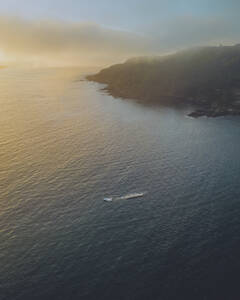 Luftaufnahme der schönen Küstenklippen über dem ruhigen Meer bei Sonnenuntergang, Galicien, Monteferro, Nigran, Rias Baixas, Spanien. - AAEF28505