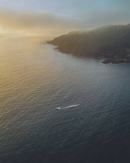 Luftaufnahme der schönen Küstenklippen über dem ruhigen Meer bei Sonnenuntergang, Galicien, Monteferro, Nigran, Rias Baixas, Spanien. - AAEF28505