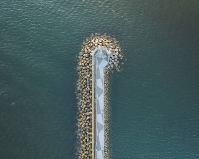 Luftaufnahme von Baiona, Galicien mit Monte Boi und Muelle de pesca, Rias Baixas, Spanien. - AAEF28507