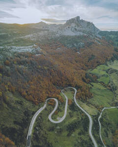Luftaufnahme von Asturien mit kurvenreicher Straße und buntem Herbstlaub, Puerto de Somiedu, Naturpark Somiedo, Spanien. - AAEF28513