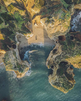 Luftaufnahme des schönen Strandes Ponte da Piedade an der Algarve, Lagos, Portugal. - AAEF28520