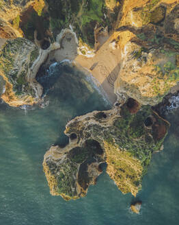 Luftaufnahme von Ponte da Piedade, Lagos, mit schönen Felsformationen und Beleuchtung zur goldenen Stunde, Algarve, Portugal. - AAEF28521