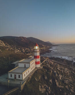 Luftaufnahme von Faro de Cabo Silleiro und der atemberaubenden Küstenlinie von Rias Baixas, Galicien, Spanien. - AAEF28529