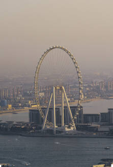 Luftaufnahme von Bluewaters Island mit dem Ain Dubai-Aussichtsrad und Hochhäusern, Dubai, Vereinigte Arabische Emirate. - AAEF28533