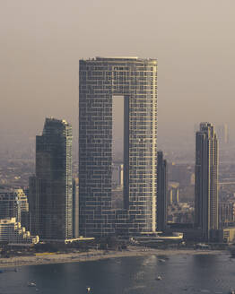 Luftaufnahme des Address Beach Resort und der Skyline von Dubai bei Sonnenuntergang, Dubai, Vereinigte Arabische Emirate. - AAEF28534
