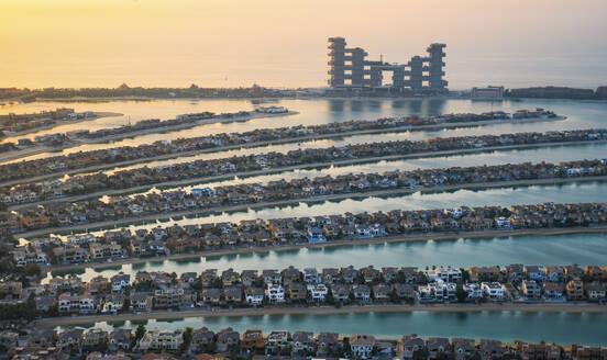 Luftaufnahme des luxuriösen Atlantis the Royal Resort und der Insel Palm Jumeirah in der Dämmerung, Dubai, Vereinigte Arabische Emirate. - AAEF28536