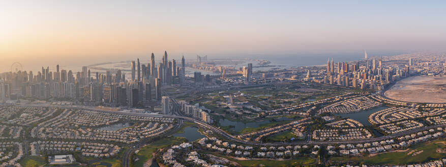 Luftaufnahme von Dubai Marina und Jumeirah Lake Towers mit der beeindruckenden Skyline und den Wolkenkratzern von Dubai, Vereinigte Arabische Emirate. - AAEF28539