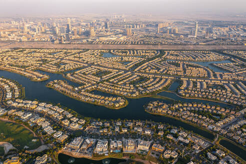 Luftaufnahme von Jumeirah Islands, Dubai, Vereinigte Arabische Emirate. - AAEF28540