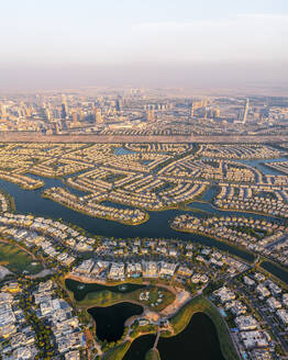 Luftaufnahme des Stadtbilds von Dubai und des Jumeirah Golf Clubs, Dubai, Vereinigte Arabische Emirate. - AAEF28541