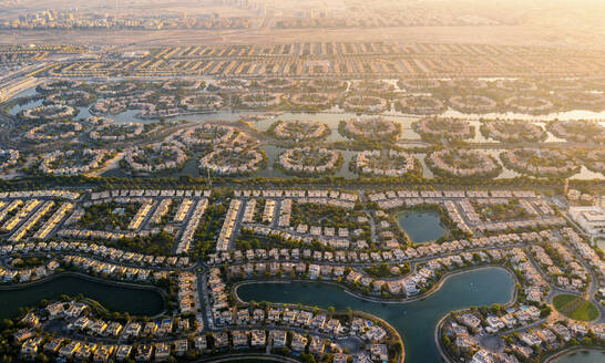 Luftaufnahme der Jumeriah-Inseln bei Sonnenuntergang, Dubai, Vereinigte Arabische Emirate. - AAEF28542