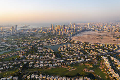 Luftaufnahme des Jumeirah Golf Club und der gehobenen Wohngegend mit Grünflächen, See und Palmen, Dubai, Vereinigte Arabische Emirate. - AAEF28543