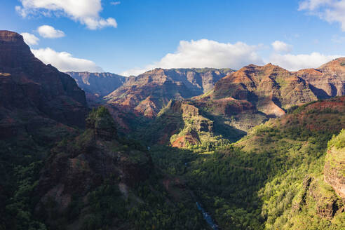 Panoramadrohne mit Blick auf den Waimea River und den Waimea Canyon, Kauai, Hawaii, Vereinigte Staaten. - AAEF28546