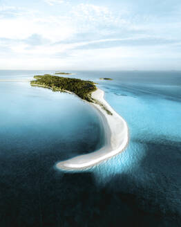 Luftaufnahme der paradiesischen Insel auf den Malediven, Alif Alif Atoll. - AAEF28554