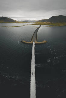 Luftaufnahme einer Straße zwischen Bergen und Flüssen in Island. - AAEF28794