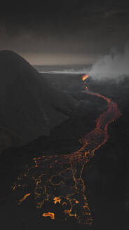 Luftaufnahme eines Lavaflusses während des Ausbruchs in Island. - AAEF28823