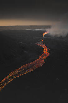 Luftaufnahme eines Lavaflusses während des Ausbruchs in Island. - AAEF28826