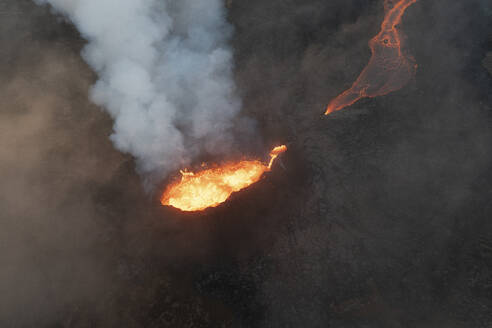 Luftaufnahme eines Lavaflusses während des Ausbruchs in Island. - AAEF28832