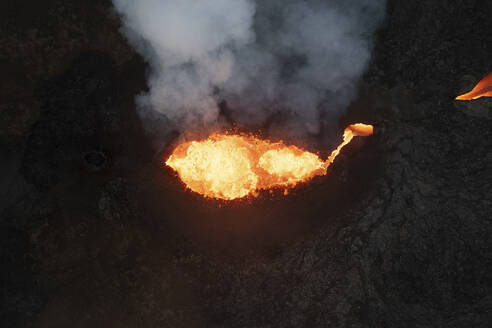 Luftaufnahme eines Lavaflusses während des Ausbruchs in Island. - AAEF28833