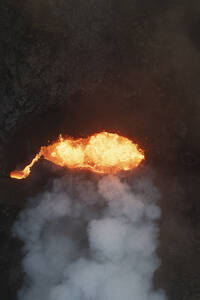 Luftaufnahme eines Lavaflusses während des Ausbruchs in Island. - AAEF28834