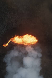 Luftaufnahme eines Lavaflusses während des Ausbruchs in Island. - AAEF28834