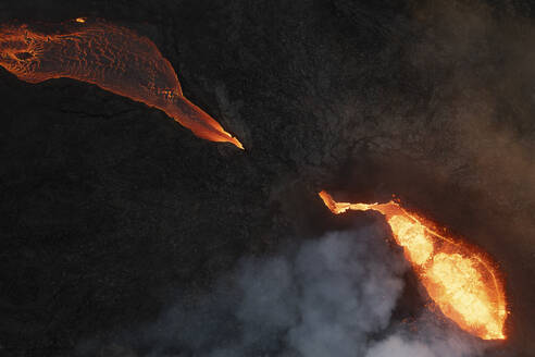 Luftaufnahme eines Lavaflusses während des Ausbruchs in Island. - AAEF28835