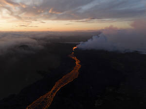 Luftaufnahme eines Lavaflusses während des Ausbruchs in Island. - AAEF28840