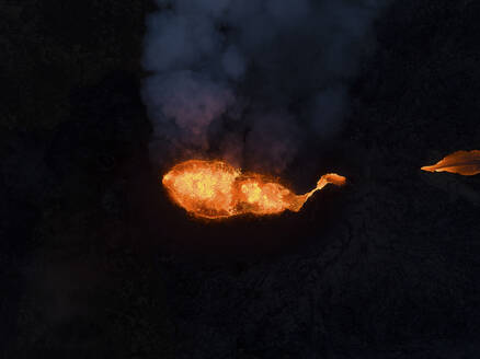 Luftaufnahme einer Lavaexplosion und des Nebels in Island. - AAEF28844