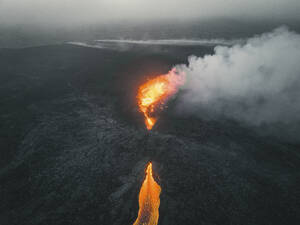 Luftaufnahme einer Lavaexplosion und des Nebels in Island. - AAEF28852