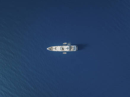 Luftaufnahme eines Bootes auf dem Meer in Sizilien, Italien. - AAEF28862