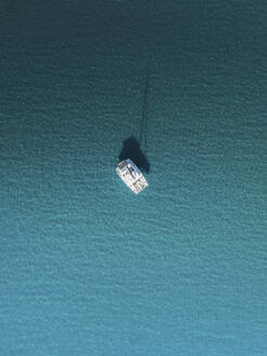 Luftaufnahme eines Bootes auf dem Meer in Sizilien, Italien. - AAEF28863