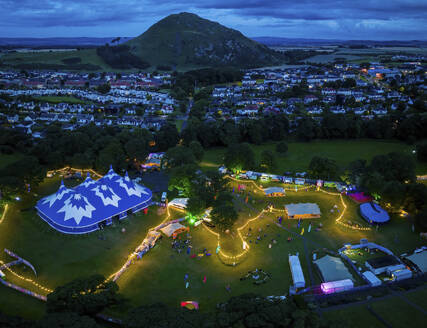 Luftaufnahme von bunten Karnevalszelten und einem Vergnügungspark, North Berwick, Schottland. - AAEF28870