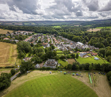 Luftaufnahme des Dorfes North Berwick und des Sportplatzes, North Berwick, Schottland. - AAEF28876