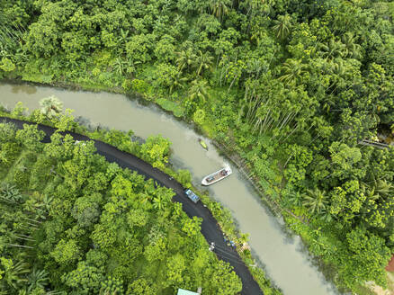 Luftaufnahme eines Bootes auf einem schwimmenden Guavengarten mit schöner grüner Landschaft in Pirojpur, Barisal, Bangladesch. - AAEF28883