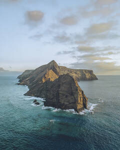 Luftaufnahme von Ponta da Calheta, Insel Porto Santo, Portugal. - AAEF28904