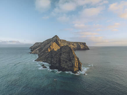 Luftaufnahme von Ponta da Calheta, Insel Porto Santo, Portugal. - AAEF28905