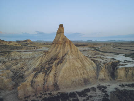 Luftaufnahme von Bardenas Castildetierra, Bardenas Reales, Navarra, Spanien. - AAEF28907