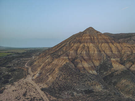 Luftaufnahme einer wunderschönen trockenen Wüstenlandschaft in Bardenas Reales, Navarra, Spanien. - AAEF28909