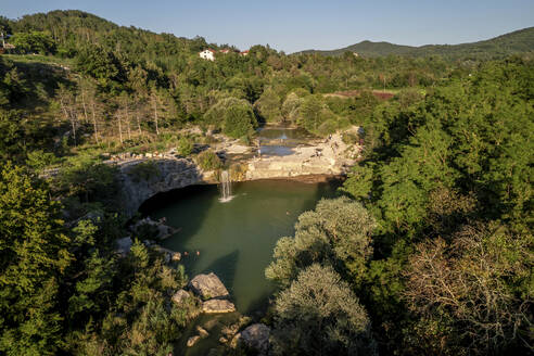 Luftaufnahme des Wasserfalls Zarecki Krov in Istrien, Kroatien, im Sommer. - AAEF28914