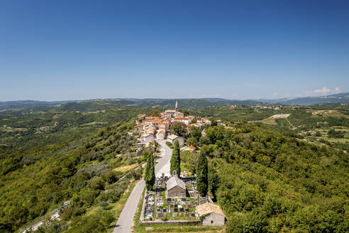 Luftaufnahme des Dorfes Draguc in Istrien, Kroatien, im Sommer. - AAEF28915