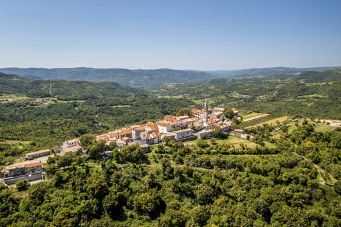 Luftaufnahme des Dorfes Draguc in Istrien, Kroatien, im Sommer. - AAEF28916