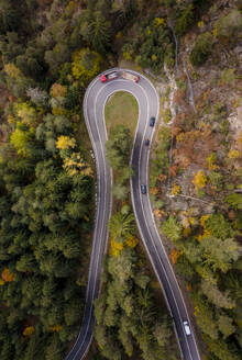 Luftaufnahme der kurvenreichen Straße in San Valentino in Campo, Bozen, Italien. - AAEF28923