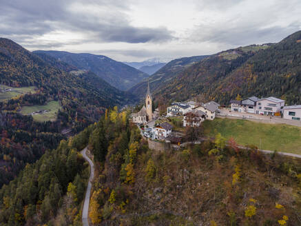 Luftaufnahme der kleinen Stadt San Valentino in Campo, Bozen, Italien. - AAEF28927