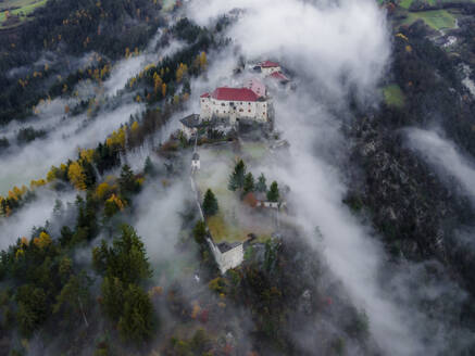 Luftaufnahme der Burg von Rodengo, Villa, Südtirol, Italien. - AAEF28940
