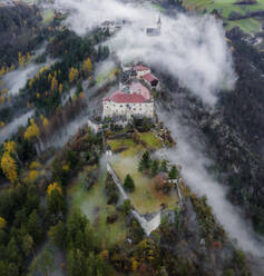 Luftaufnahme der Burg von Rodengo, Villa, Südtirol, Italien. - AAEF28941