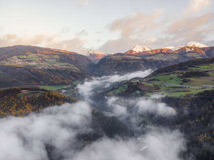 Blick aus der Luft über das Tal in Villa, Südtirol, Italien. - AAEF28945