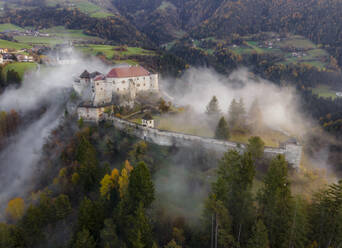 Luftaufnahme der Burg von Rodengo, Villa, Südtirol, Italien. - AAEF28946