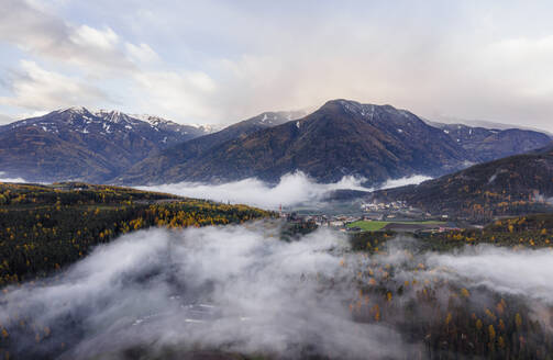 Blick aus der Luft über das Tal in Villa, Südtirol, Italien. - AAEF28947